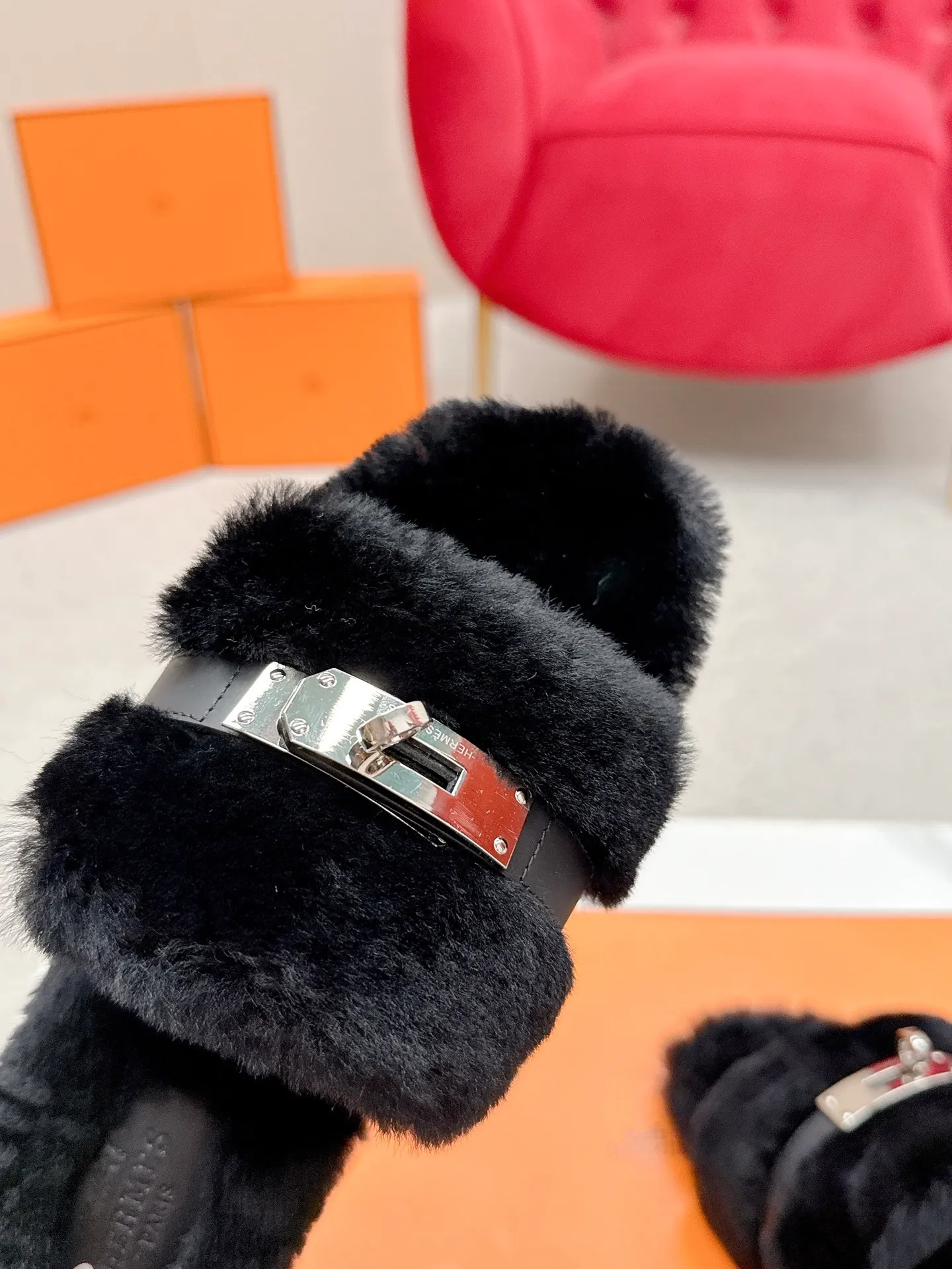 👟👟Ex-factory price 480👟👟 Hermes 🐎25/ Latest Autumn and Winter fur one-piece fur slippers KeIIy locks are embellished on the uppers with palladium plating to reflect low-key light. This year’s fabrics are made of lamb wool, which is fluffy and cute. It feels like stepping on clouds. Wear it barefoot or with socks, it is very fashionable 🎁 Paired with suit pants, it is an invisible shirt in the workplace. Echoing the knitted skirt, it has become a standard accessory for lazy afternoons. Pair it with jeans for a more casual style. ✔️Fabric: wool ✔️Inner lining: imported lamb wool ✔️Sole: original leather sole ✔️Size: #35-42 (customized at 40.41.42)